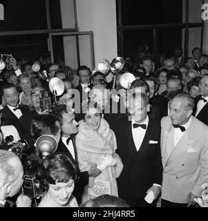 Elizabeth Taylor und ihr Mann, der Filmproduzent Mike Todd, im Bild bei der Eröffnungsnacht der Filmfestspiele von Cannes 1957, wo er in 80 Tagen für neuen Film rund um die Welt wirbt. Cannes, Frankreich, 6th. Mai 1957. Stockfoto