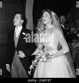 Die Hochzeit von Julie Andrews und Tony Walton in der St Mary Oatlands Church, Weybridge, Surrey. 10th Mai 1959. Stockfoto