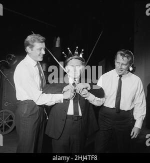 Der Komiker Charlie Drake posiert mit dem britischen Sänger und Schauspieler Gary Miller (links) und Jackie Ray (rechts) bei der Probe für Leslie A MacDonnells Pantomime Old King Cole im Londoner Palladium. 27th. November 1961. Stockfoto
