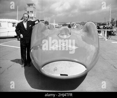 Donald Campbell und Bluebird bei Goodwood in Sussex, 18th. Juli 1960. Campbell hofft, diesen September auf den Bonneville Salt Flats in Utah, Amerika, einen neuen Geschwindigkeitsrekord von mehr als 400 km/h zu erreichen. Stockfoto