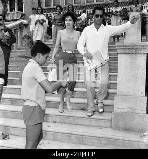 1956 Venice Film Festival, Freitag, 31st. August 1956. Unser Bild Zeigt ... Die italienische Schauspielerin Gina Lollobrigida mit ihrem Mann Milko Skofic. Stockfoto