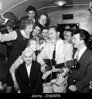 Unruhige Szenen, in denen der amerikanische Rock and Roll-Sänger Bill Haley in London ankommt. 5th. Februar 1957. Stockfoto