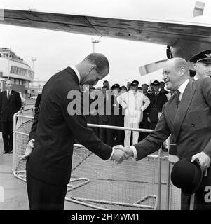 König Olav V. von Norwegen kam mit SAS-Flugzeugen zu einem privaten Besuch am Flughafen London an. Er wurde am Flughafen von dem Herzog von Edinburgh empfangen. 29th Mai 1959. Stockfoto