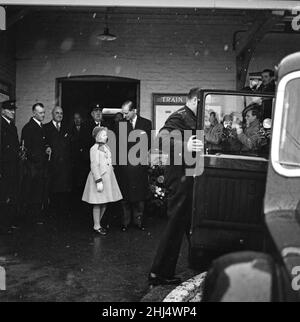 Die Hochzeit von Pamela Mountbatten und David Hicks in der Romsey Abbey, Hampshire. Prinzessin Anne und Prinz Philip kommen am Bahnhof Romsey an. 13th. Januar 1960. Stockfoto