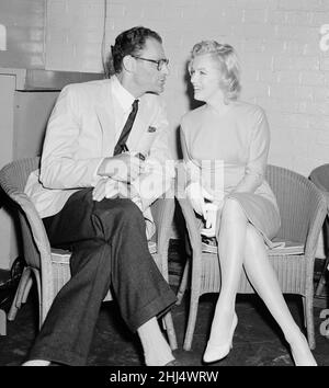 Die Schauspielerin Marilyn Monroe und der Dramatiker Arthur Miller sahen sich hier am Flughafen London an. 14. Juli 1956 Stockfoto