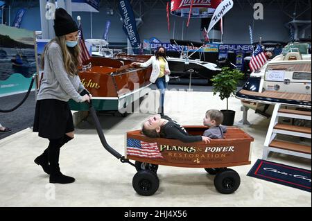 Chaya Platschek schiebt ihre beiden Kinder Devo, 5, und MO, USA. , . New York Boat Show im Jacob Javits Center in New York, NY, 26. Januar 2022. (Foto von Anthony Behar/Sipa USA) Quelle: SIPA USA/Alamy Live News Stockfoto