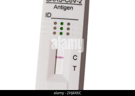 Detail eines Antigentests mit einem roten Streifen, der ein negatives Ergebnis für Covid-19 auf weißem Hintergrund ergibt. Coronavirus-Konzept, Antigentest, omicron, Stockfoto