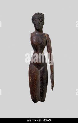 Weibliche Figur ca. 2030–1640 v. Chr. Mittleres Königreich Diese weibliche Figur aus importiertem Ebenholz wurde im Grab eines Bogenschützen namens Neferhotep gefunden, zusammen mit zwei Blockstatuen, einem Köcher voller Pfeile, einem Fächergriff aus vergoldetem Holz, einem Keule und einer Schale. Diese Art von Figurine war eine Innovation des Mittleren Reiches; andere Beispiele tragen Schmuck und können getattet werden. Einst als „Konkubinen für die Toten“ interpretiert, wird heute angenommen, dass sie vielleicht Darstellungen von heiligen Tänzern sind, die in den Kult der Göttin Hathor involviert sind. Eine zweite solche Figur wurde auch im Grab gefunden; aus türkisfarbenem Faienc Stockfoto