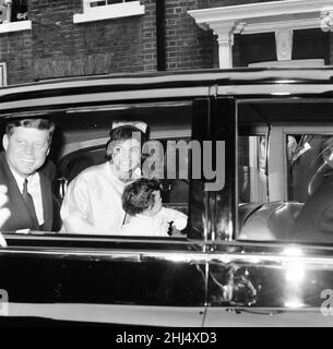 Am zweiten Tag des privaten Besuchs des amerikanischen Präsidenten John F. Kennedy und der First Lady Jacqueline Kennedy in London zur Taufe ihrer Nichte Anna Christina Radziwill in der Westminster Abbey.das Paar verlässt das Londoner Haus von Prinzessin Lee Radziwill, Jackie Kennedys Schwester, zur Taufe. Bild aufgenommen am 5th. Juni 1961. Stockfoto