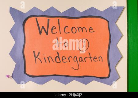 Willkommensschild an der Tür des Kindergartenklassenzimmers Stockfoto