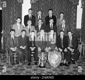 Scunthorpe United Third Division (North) Champions & Sunday Pictorial Giant-Killer Cup Gewinner 1958. Scunthorpe erhielt diese Trophäe als Anerkennung für den Auswärtssieg 3-1 gegen Newcastle United in der vierten Runde des diesjährigen FA Cup-Wettbewerbs. Die Teams, die im Berkeley Hotel in Scunthorpe mit ihren Trophäen abgebildet sind, sind: Von links ZURÜCK Doug Fletcher Ronnie Waldock Len Sharpe Mervyn Jones CENTER Strong - Masseuse Alan Bushvon Eric Davis Barry Horstead Frank Marshall - Captain FRONT Ken Hardwick Jack Marriott Jack Brownsword Ronnie Suart - Manager Jack Hubbard John Davie Stockfoto