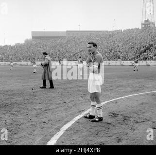 English League Division ein Spiel in Stamford Bridge. Chelsea 4 / Nottingham Forest 3. Ein emotionaler Jimmy Greaves von Chelsea auf dem Spielfeld, bevor er an seinem letzten Spiel für den Club teilnahm. Greaves erzielte im Spiel vier Tore. 29th. April 1961. Stockfoto