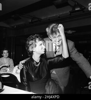 Sophia Loren und Tommy Steele bei der Royal Film Show Probe. 3rd. November 1957. Stockfoto