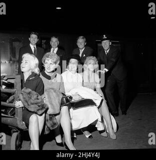 Der britische Sänger und Schauspieler Gary Miller sieht seine Frau auf einer Reise nach Paris. 27th. September 1961. Stockfoto