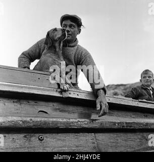 Fischer George Emmerson mit seinem hingebungsvollen Hund Sandy, bei der Arbeit in Flamborough abgebildet. 30th. Oktober 1960. Stockfoto