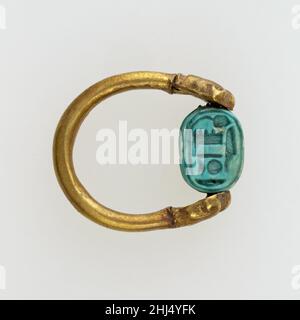 Scarab Fingerring mit dem Namen Amun-Re ca. 1550–1295 B.C. Neues Königreich die Chansonette von Amun, Henettawy, starb in ungefähr 1000 B.C. im Alter von zwanzig. Sie wurde in einem Grab gleich vor dem Tempel des New Kingdom pharaoh Hatschepsut begraben. Dieses Grab könnte ursprünglich die Ruhestätte eines Beamten der Hatschepsut gewesen sein, Minmose, von dessen Sarg ein Teil im Schutt im Inneren gefunden wurde. Henettawy scheint eilig zur Ruhe gelegt worden zu sein, da sie nicht einmal einbalsamiert worden war, sondern einfach in Schichten von Leinenbinden eingewickelt war und außer ihrem verschachtelten Sarg keine Grabmöbel hatte Stockfoto