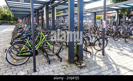 GIESSEN, DEUTSCHLAND - 2021 04 09: Öffentliche Fahrradgarage in der Nähe des Bahnhofs von Gießen Hesse Stockfoto