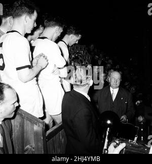 Scunthorpe United Third Division (North) Champions & Sunday Pictorial Giant-Killer Cup Gewinner 1958. Scunthorpe erhielt diese Trophäe als Anerkennung für den Auswärtssieg 3-1 gegen Newcastle United in der vierten Runde des diesjährigen FA Cup-Wettbewerbs. Spieler, die noch im Kit sind, kommen zum Festessen, das von Sunday Pictorial im Berkeley Hotel in Scunthorpe gegeben wird. Stockfoto