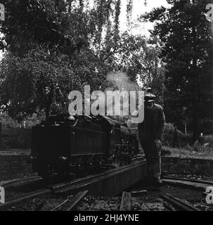 Eisenbahnliebhaber kommen in der Miniatureisenbahn in 'Greywood', dem Garten von Sir John Samuel, im Burwood Park, Walton-on-Thames, auf ihre Kosten. 13th. August 1961. Stockfoto