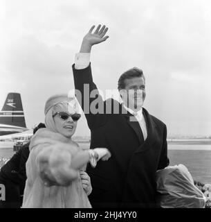 Der Schauspieler Roger Moore und seine Frau Dorothy Squires, die heute aus New York in DIE RUNDE geflogen sind. 20th. April 1961. Stockfoto