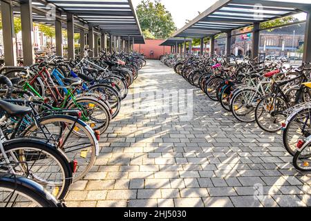 GIESSEN, DEUTSCHLAND - 2021 04 09: Öffentliche Fahrradgarage in der Nähe des Bahnhofs von Gießen Hesse Stockfoto