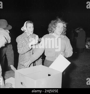 Die britischen Rennfahrer Pat Moss und Ann Wisdom sehen nach dem Abschluss der International RAC Rallye am Crystal Palace, 23rd. November 1959, müde aus. Stockfoto