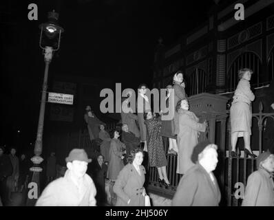 Die Menge wartet darauf, Prinzessin Margaret, ihren Verlobten Antony Armstrong-Jones und die Queen Mother zu sehen, die an einer Gala-Ballettaufführung im Royal Opera House teilnehmen. Covent Garden, London. 1st. März 1960. Stockfoto