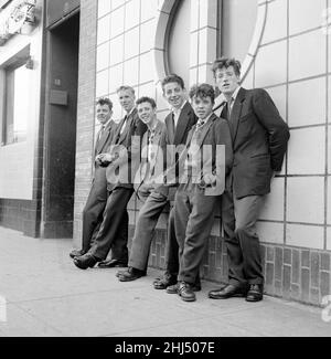 Teenager sahen hier, wie sie sich an der Wand der lokalen Kaffeebar in Govan, Glasgow, lehnten. September 1956 Stockfoto