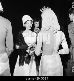 Queen Elizabeth, die Queen Mother und Prinzessin Margaret besuchen am Donnerstag, den 8th. Dezember 1960, eine Gala-Matinee des Balletts zur Unterstützung der Royal Academy of Dancing im Theatre Royal, Drury Lane, London. Unser Bild Zeigt ... Prinzessin Margaret trifft hinter der Bühne Tänzer. Stockfoto