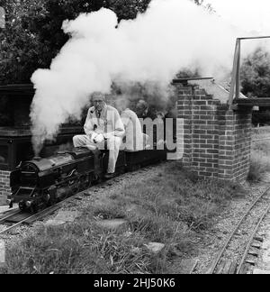 Eisenbahnliebhaber kommen in der Miniatureisenbahn in 'Greywood', dem Garten von Sir John Samuel, im Burwood Park, Walton-on-Thames, auf ihre Kosten. 13th. August 1961. Stockfoto