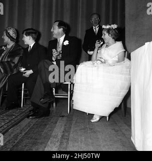 Die Hochzeit von Pamela Mountbatten und David Hicks in der Romsey Abbey, Hampshire. Prinz Charles und Prinzessin Anne stoßen auf das Paar mit alkoholfreiem Apfelwein an der Seite des besten Mannes John Knatchbull, Baron Brabourne aus dem Jahr 7th. 13th. Januar 1960. Stockfoto