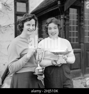 Die britischen Rennfahrer Pat Moss und Ann Wisdom feiern mit der Ladies Cup Trophäe nach ihrem Sieg beim Rallye-Rennen von Monte Carlo am 28th. Januar 1959. Stockfoto