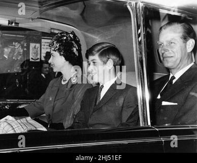 Prinz Charles - der Prinz von Wales, abgebildet mit seinen Eltern, Königin Elizabeth II. Und Prinz Philip, dem Herzog von Edinburgh, verlassen die Euston Station, nachdem er von Aberdeen aus über Nacht gereist war.25. September 1961 Stockfoto