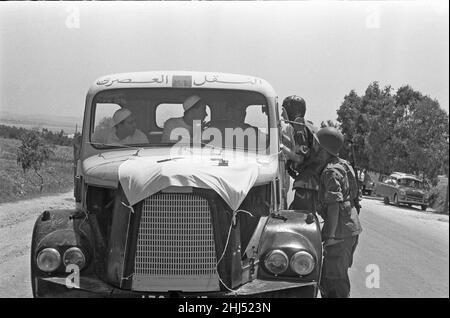 Die Bizerte-Krise 1961French. Juli: Fallschirmjäger halten an und inspizieren einen Notarztwagen an einer Straßensperre zum tunesischen Hafen von Bizerte auf dem Höhepunkt der Krise entstand die Krise, nachdem tunesische Truppen den französischen Marinestützpunkt in Bizerte umzingelt und blockiert hatten, in der Hoffnung, Frankreich dazu zu zwingen Seine letzten Bestände im Land aufgeben. Nachdem Tunesien Frankreich vor Verstößen gegen den tunesischen Luftraum gewarnt hatte, schickten die Franzosen einen Hubschrauber auf tunesische Truppen, die mit Warnschüssen reagierten. Als Reaktion auf die Blockade wurden 800 französische Fallschirmjäger eingeschickt. Als die Fallschirmjäger auf dem Airfi landeten Stockfoto