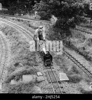 Eisenbahnliebhaber kommen in der Miniatureisenbahn in 'Greywood', dem Garten von Sir John Samuel, im Burwood Park, Walton-on-Thames, auf ihre Kosten. 13th. August 1961. Stockfoto