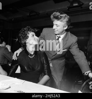 Sophia Loren und Tommy Steele bei der Royal Film Show Probe. 3rd. November 1957. Stockfoto