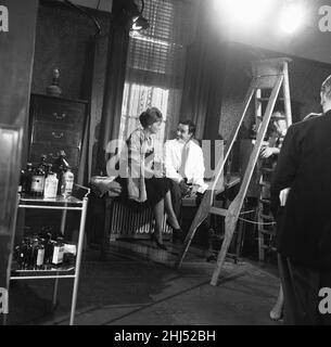 The Making of the Millionairess Film 15th. Juli 1960 stellte Sophia Loren, italienische Schauspielerin, am Set mit Peter Sellers zwischen den Drehs vor Stockfoto