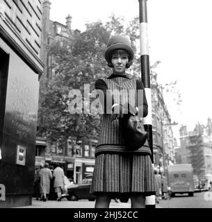 Mary Quant, Modedesignerin, steht in der Nähe ihres Modehauses Bazaar, in der Brompton Road, Knightsbridge, London, SW1 Foto aufgenommen am 14th. Oktober 1960 Stockfoto