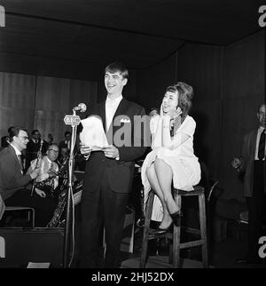 Das Brautpaar Roy und Ann Hudd haben ihre Flitterwochen für Roy gekürzt, um einen Platz in der Midday Music-Hall im BBC Radio im Manchester Playhouse zu besuchen. 16th Mai 1961. Stockfoto