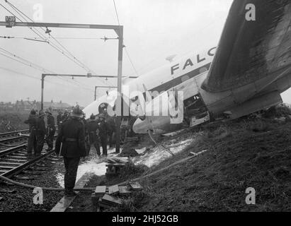 Das Wrack eines vollbeladenen Passagierflugzeugs Viscount, nachdem es die Start- und Landebahn am Rochford Airport übergeschossen hatte und auf der Bahnlinie, die am Flughafen entlang verläuft, landete. Feuerwehrmänner und Rettungsdienste machen den Passagieren den Weg frei, das Flugzeug zu verlassen. Oktober 1960. Stockfoto