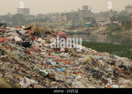 Dhaka, Bangladesch. 26th Januar 2022. Ein Blick auf ein überverschmutztes Gebiet des Buriganga Flusses. Kredit: SOPA Images Limited/Alamy Live Nachrichten Stockfoto