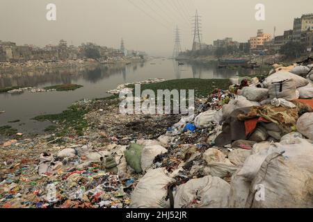 Dhaka, Bangladesch. 26th Januar 2022. Ein Blick auf ein überverschmutztes Gebiet des Buriganga Flusses. Kredit: SOPA Images Limited/Alamy Live Nachrichten Stockfoto