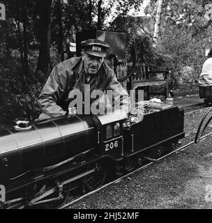 Eisenbahnliebhaber kommen in der Miniatureisenbahn in 'Greywood', dem Garten von Sir John Samuel, im Burwood Park, Walton-on-Thames, auf ihre Kosten. 13th. August 1961. Stockfoto