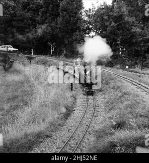 Eisenbahnliebhaber kommen in der Miniatureisenbahn in 'Greywood', dem Garten von Sir John Samuel, im Burwood Park, Walton-on-Thames, auf ihre Kosten. 13th. August 1961. Stockfoto