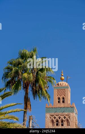 Peking, Marrakesch, China. 13th. November 2021. Die Kutubiyya Moschee ist die größte Moschee in Marrakesch, Marokko. Das Hotel liegt im südwestlichen Medina-Viertel von Marrakesch, in der Nähe des berühmten öffentlichen Platzes von Jemaa el-Fna. (Bild: © Walter G. Arce Sr./ZUMA Press Wire) Stockfoto