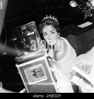 Elizabeth Taylor im Bild bei der Eröffnungsnacht der Filmfestspiele von Cannes 1957, wo ihr Mann und Filmproduzent Mike Todd in 80 Tagen für neuen Film auf der ganzen Welt wirbt. Cannes, Frankreich, 6th. Mai 1957. Stockfoto