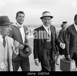 Der amerikanische Musiker und Leinwandlegende Frank Sinatra trifft mit Dean Martin und ihrem Freund Beverly Hills, Restaurantleiter Mike Romanoff (links), am Flughafen Heathrow in London ein.4th. August 1961. Stockfoto