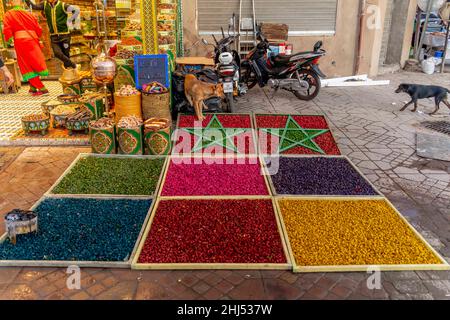 Peking, Marrakesch, China. 13th. November 2021. Bunte marokkanische Gewürze auf dem offenen Markt in Medina, Marokko, Afrika. (Bild: © Walter G. Arce Sr./ZUMA Press Wire) Stockfoto