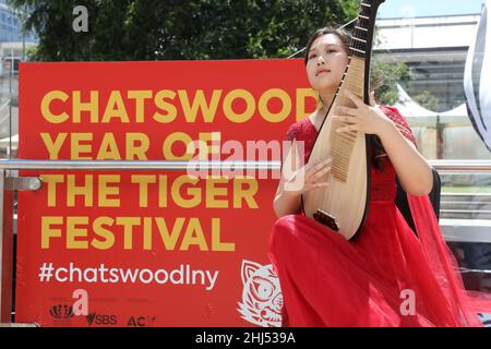 Sydney, Australien. 27th. Januar 2022. Das Chatswood Lunar New Year Festival feiert das Jahr des Tigers mit einem einmonatigen Programm aus Comedy, Kunst, Essen und Musik, das vom 27. Januar bis zum 20. Februar 2022 stattfindet. Im Bild: Zina Fan führt die Pipa durch. Kredit: Richard Milnes/Alamy Live Nachrichten Stockfoto