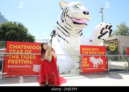 Sydney, Australien. 27th. Januar 2022. Das Chatswood Lunar New Year Festival feiert das Jahr des Tigers mit einem einmonatigen Programm aus Comedy, Kunst, Essen und Musik, das vom 27. Januar bis zum 20. Februar 2022 stattfindet. Im Bild: Zina Fan führt die Pipa durch. Kredit: Richard Milnes/Alamy Live Nachrichten Stockfoto